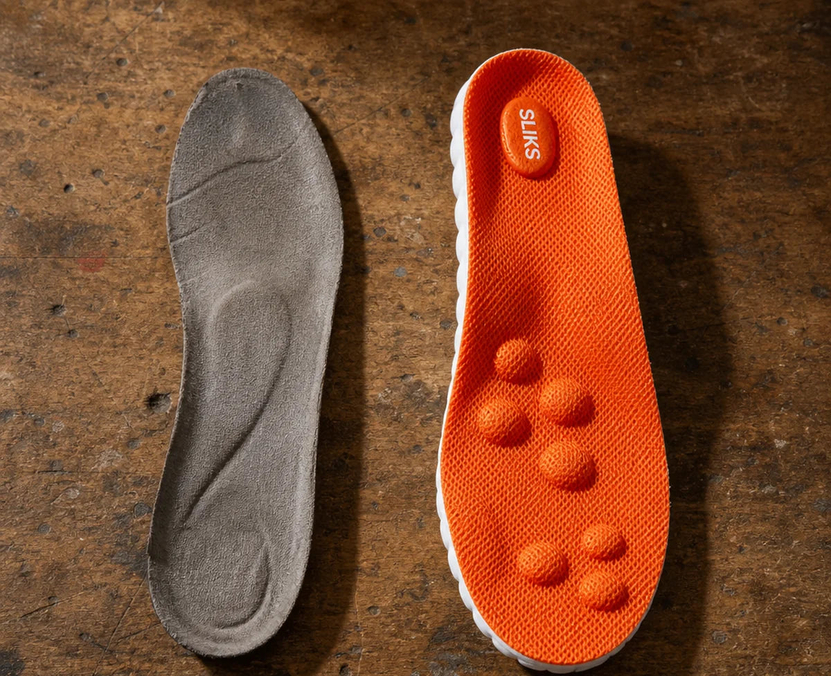 Plantilla de fábrica gris y aplanada junto a una plantilla TriAlivio SLIKS nueva, sobre un mesón de madera