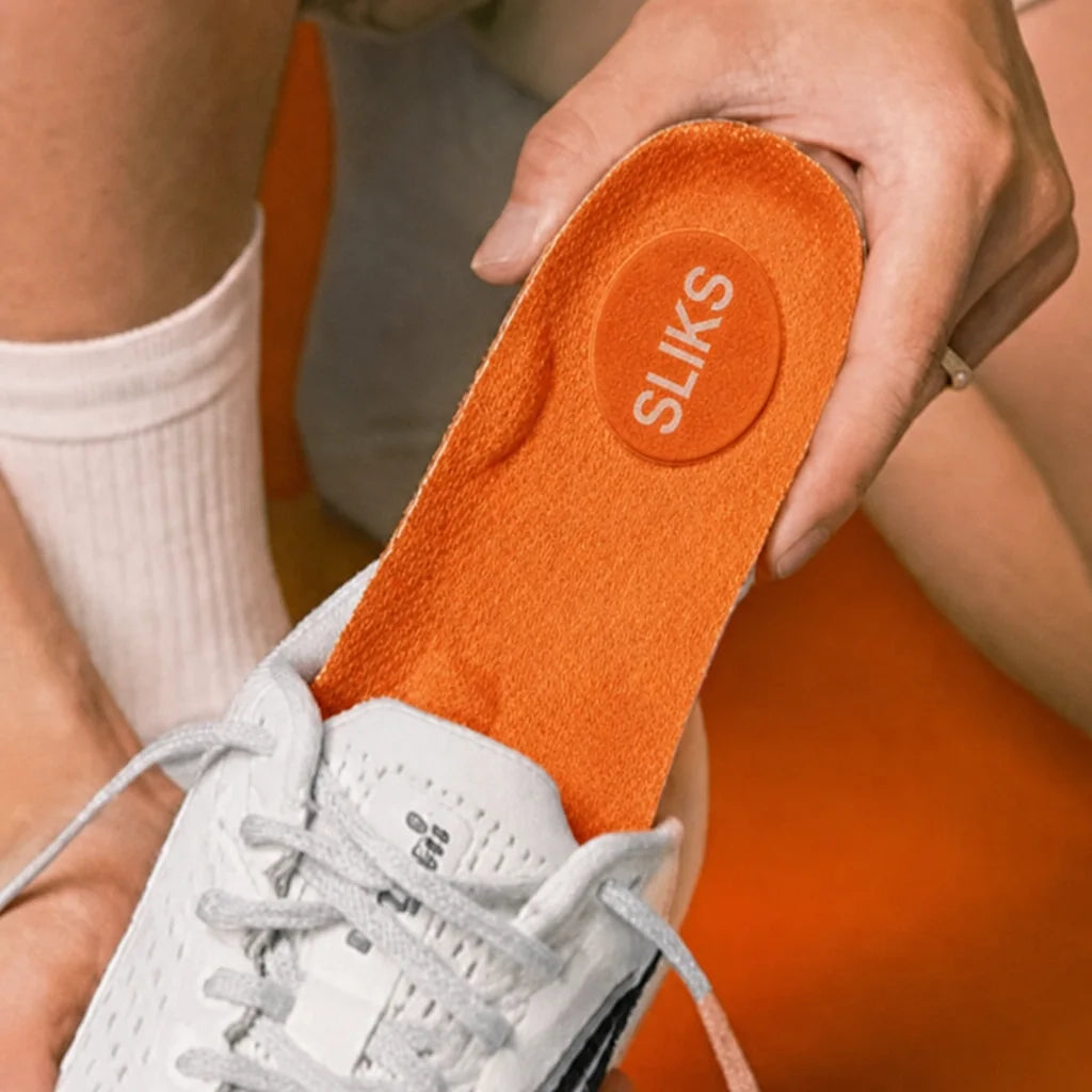 Colocando la plantilla naranja dentro de un tenis blanco