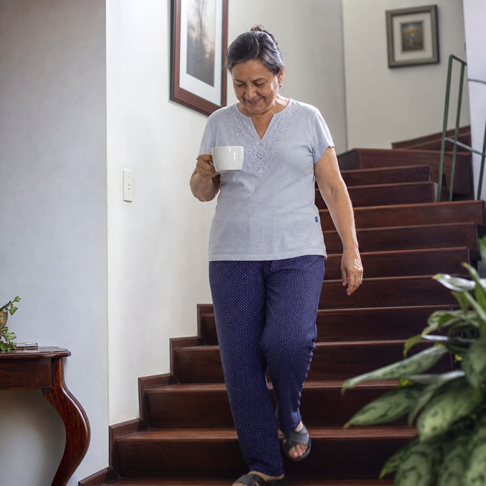 Mujer bajando la escalera sin apoyarse