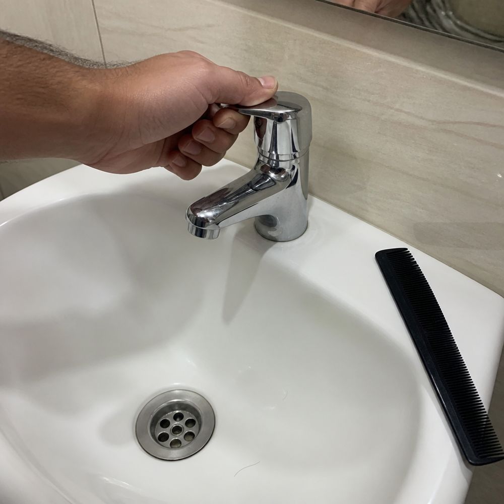 Lavamanos casi sin pelos después de peinarse