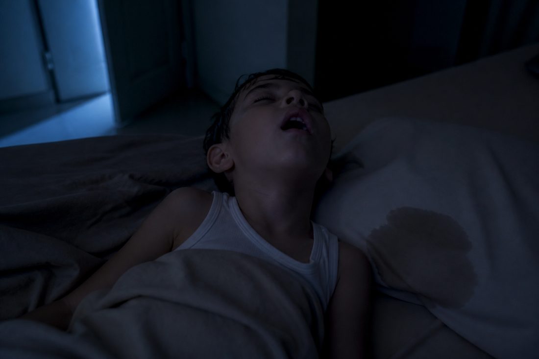 Niño durmiendo con la boca abierta