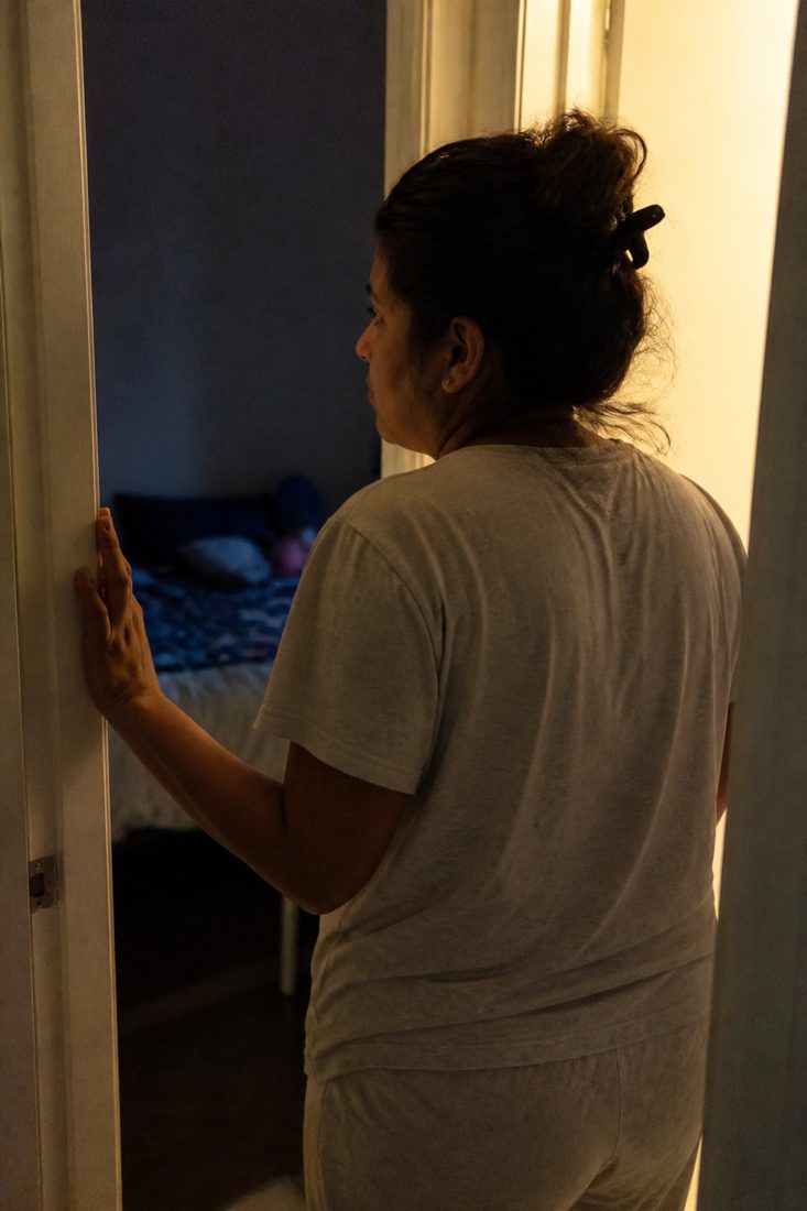 Mamá revisando a su hijo de madrugada